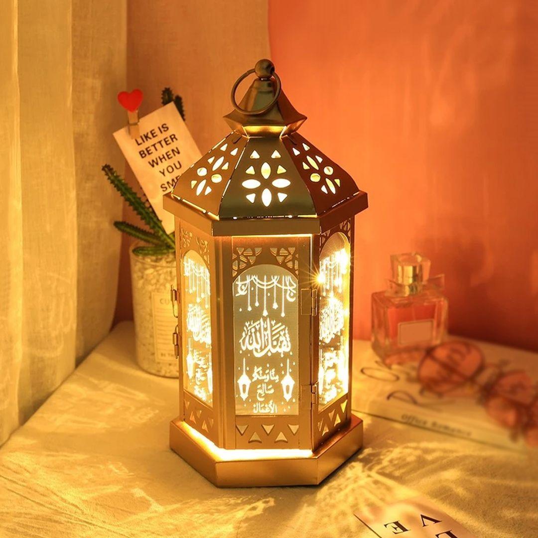 فانوس رمضان بتصميم كلاسيكي مع لوحة رمضانية جميلة على الاطار الخارجي يمكن تعليقه أو وضعه على الطاولة