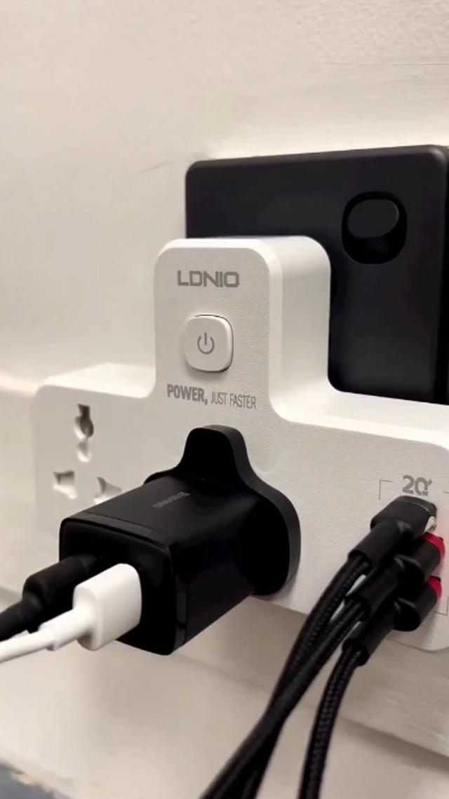 LDNIO 6 IN 1 - POWER SOCKET - (NIGHT LAMP,PD+QC 3.0 + 2.4 AMP FAST CHARGER) 18 A THREE PIN SOCKET